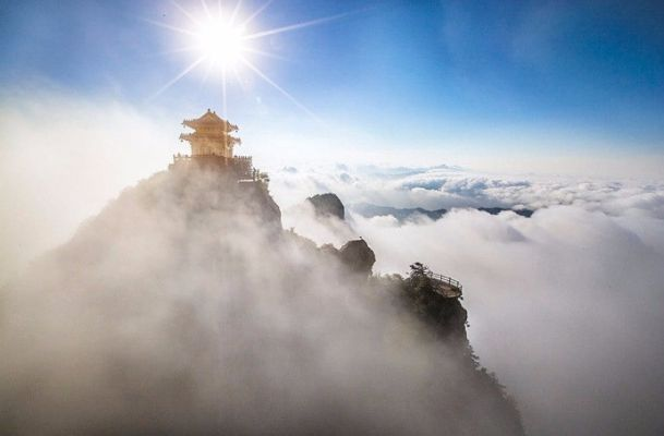 九霄独尊,风云之上,登临青云之巅,俯瞰天际,壮丽壮美,令人心驰神往。